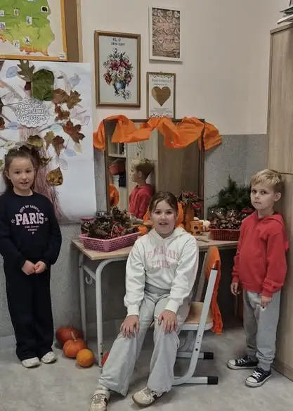 Jesień u fryzjera na szkolnej scenie – teatralne talenty z klasy 2