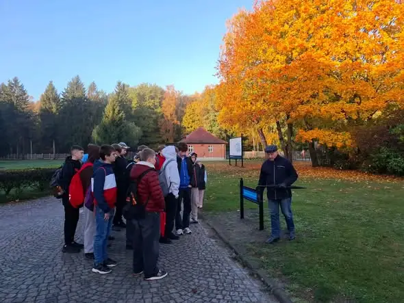 Uczniowie z Malborka odwiedzili Muzeum Stutthof – lekcja historii, która zostaje w pamięci