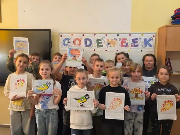 CodeWeek w szkole w Starym Polu – najmłodsi uczniowie uczą się kodowania przez zabawę