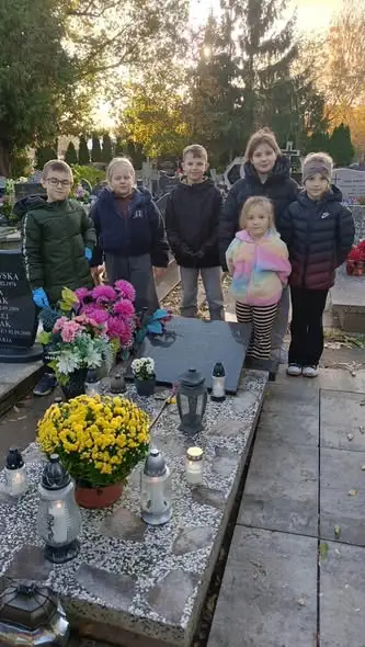 Uczniowie z Malborka uporządkowali grób patriotki Moniki Isdepskiej